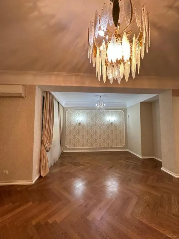 Satılır 4 otaqlı mənzil 205 m²
