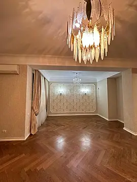 Satılır 4 otaqlı mənzil 205 m²