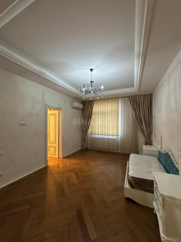 Satılır 4 otaqlı mənzil 205 m²