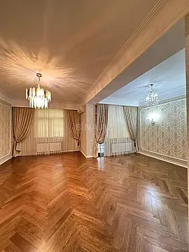 Satılır 4 otaqlı mənzil 205 m²