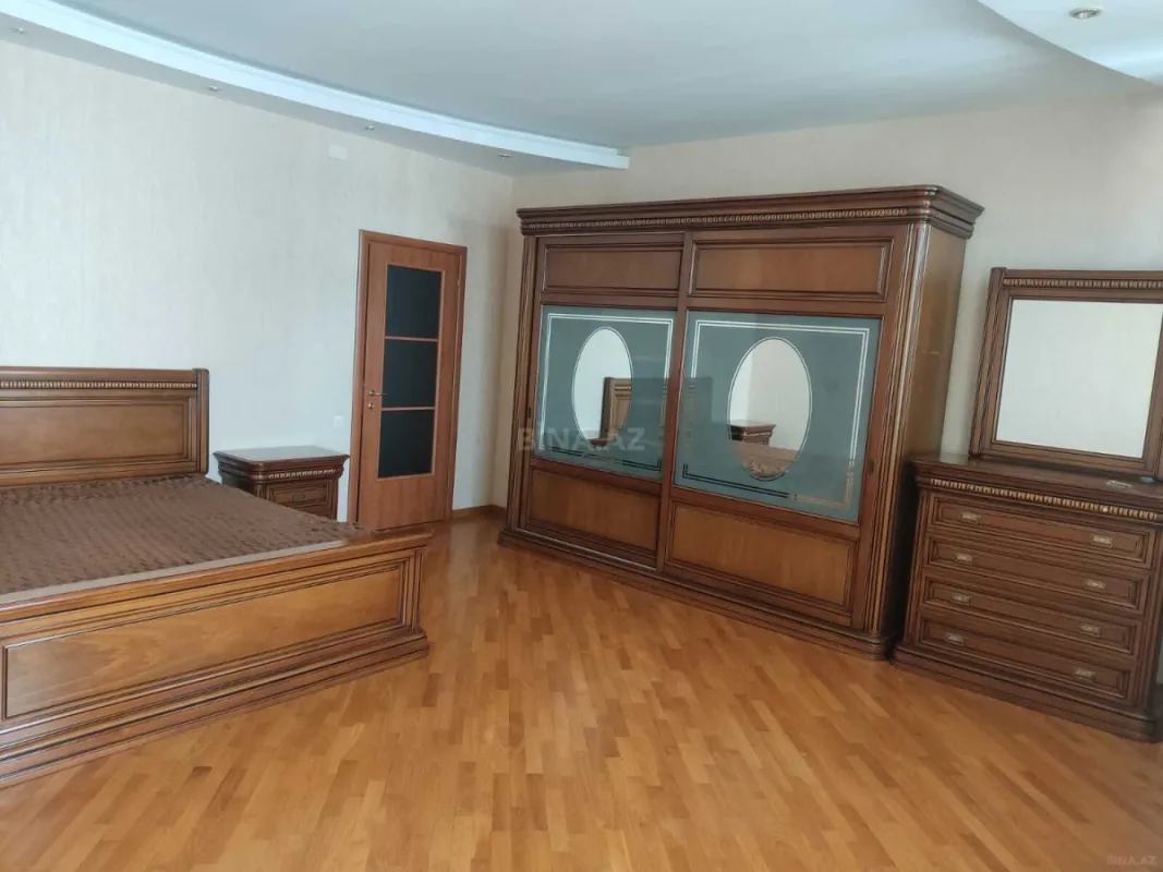 Kirayə verilir 4 otaqlı mənzil 200 m²