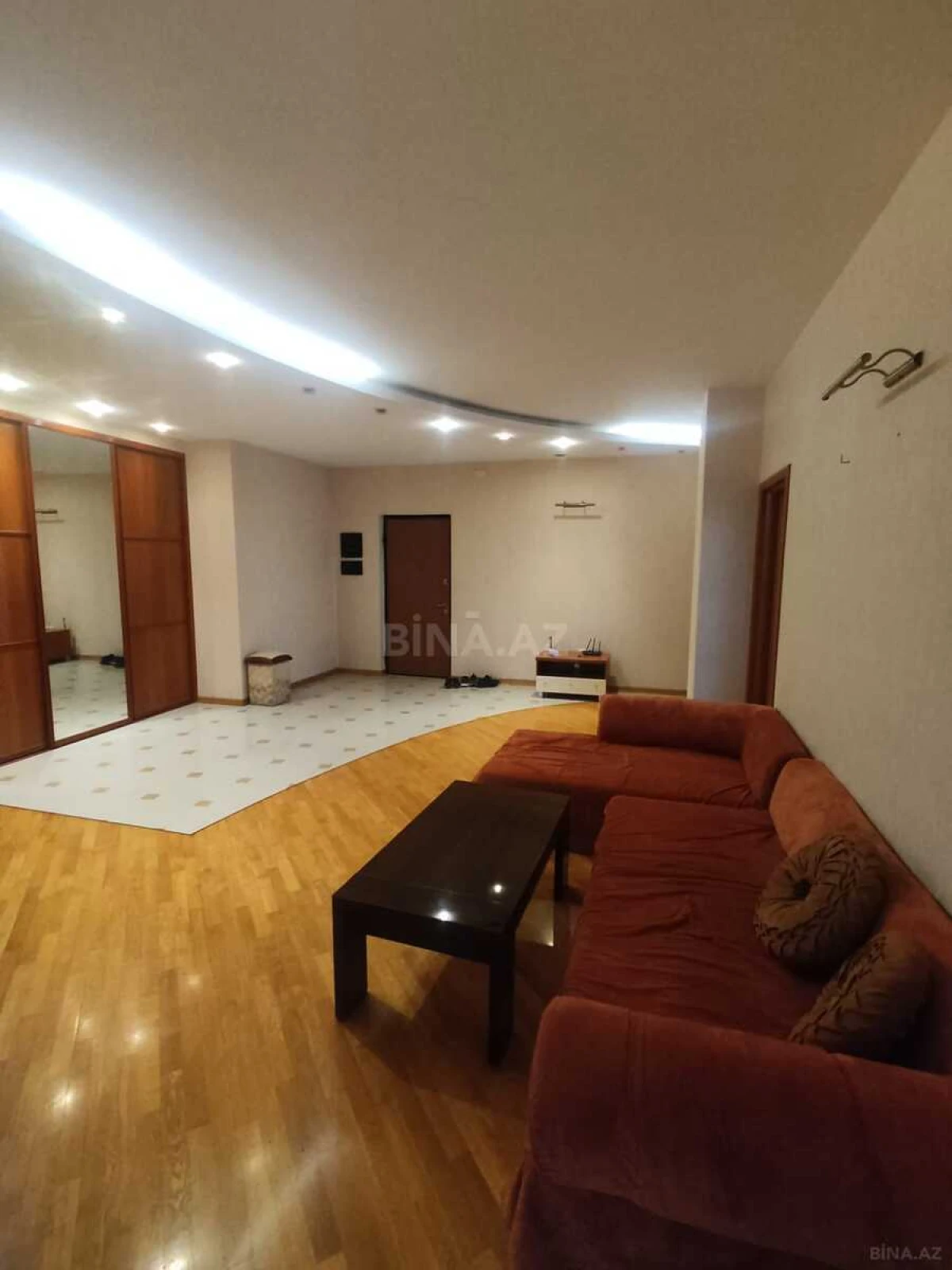 Kirayə verilir 4 otaqlı mənzil 200 m²