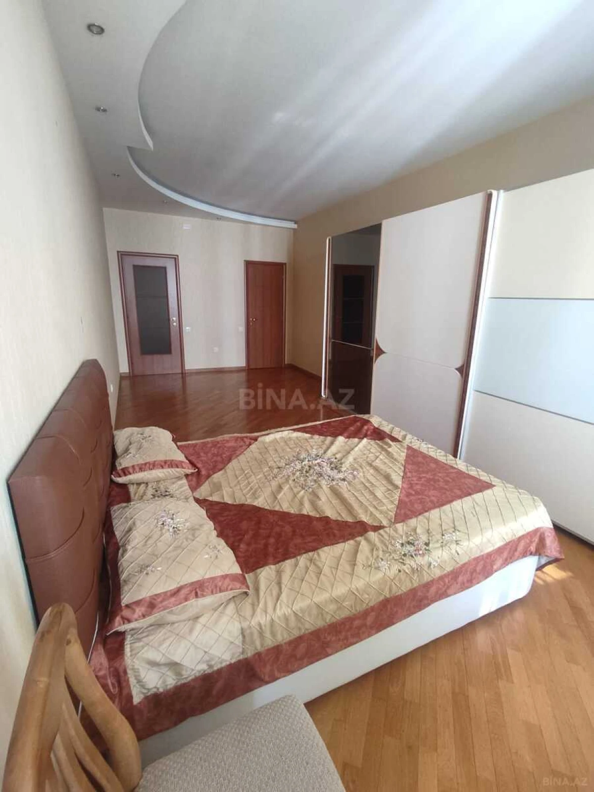 Kirayə verilir 4 otaqlı mənzil 200 m²