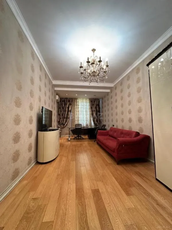 Satılır 4 otaqlı mənzil 240 m²