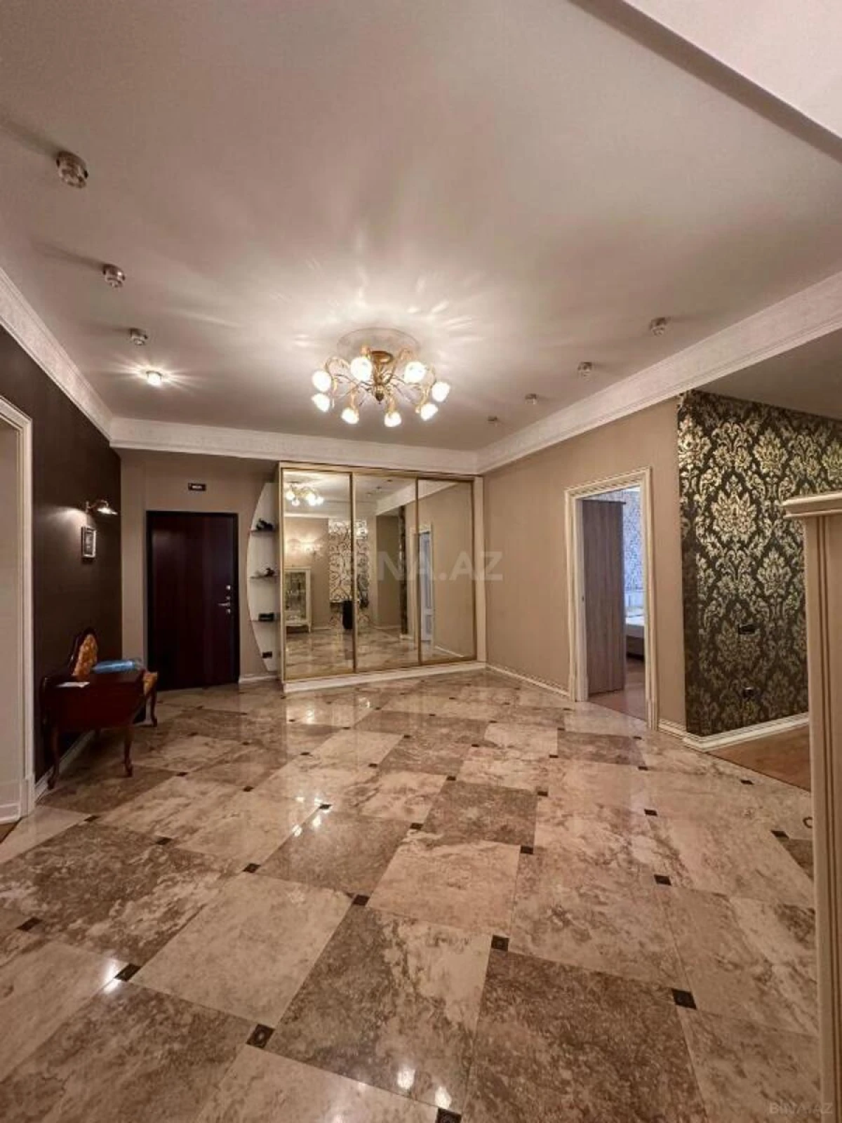 Satılır 4 otaqlı mənzil 240 m²