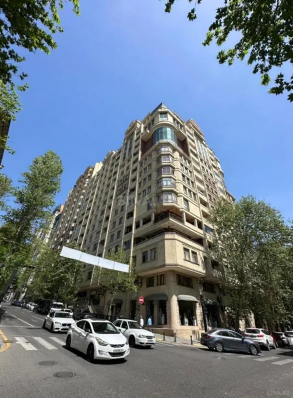 Satılır 4 otaqlı mənzil 240 m²