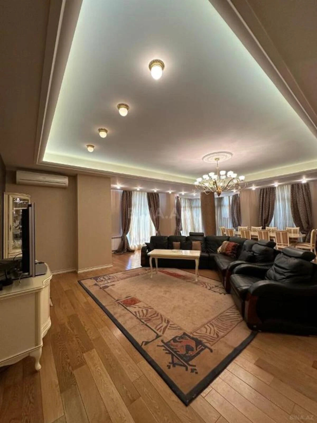 Satılır 4 otaqlı mənzil 240 m²