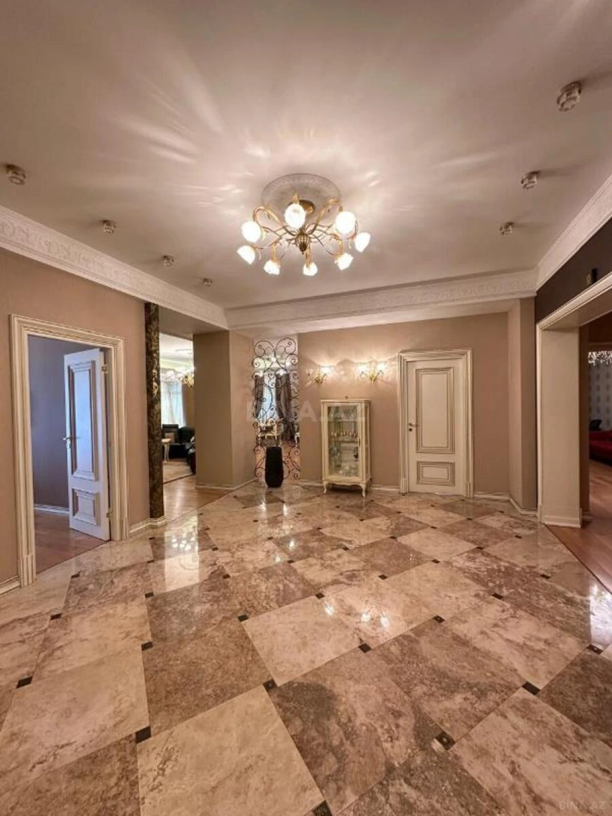 Satılır 4 otaqlı mənzil 240 m²