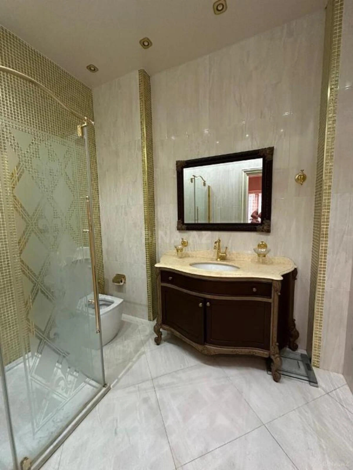 Satılır 4 otaqlı mənzil 240 m²