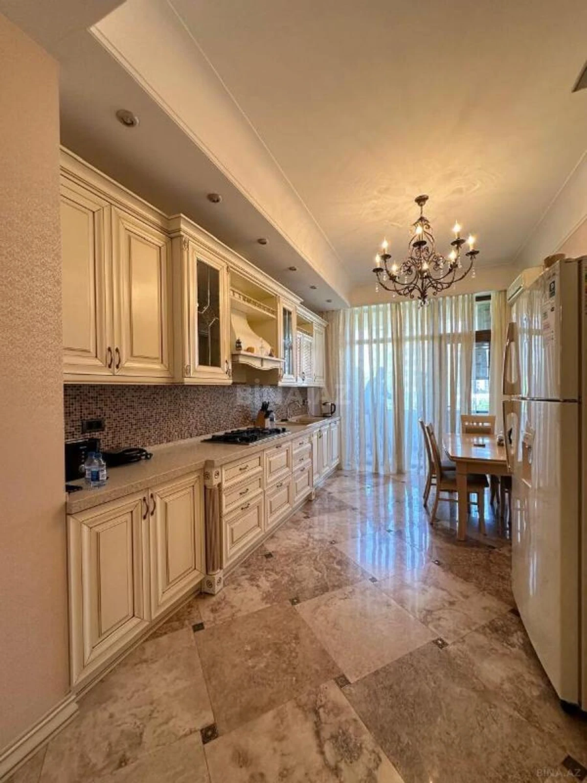 Satılır 4 otaqlı mənzil 240 m²