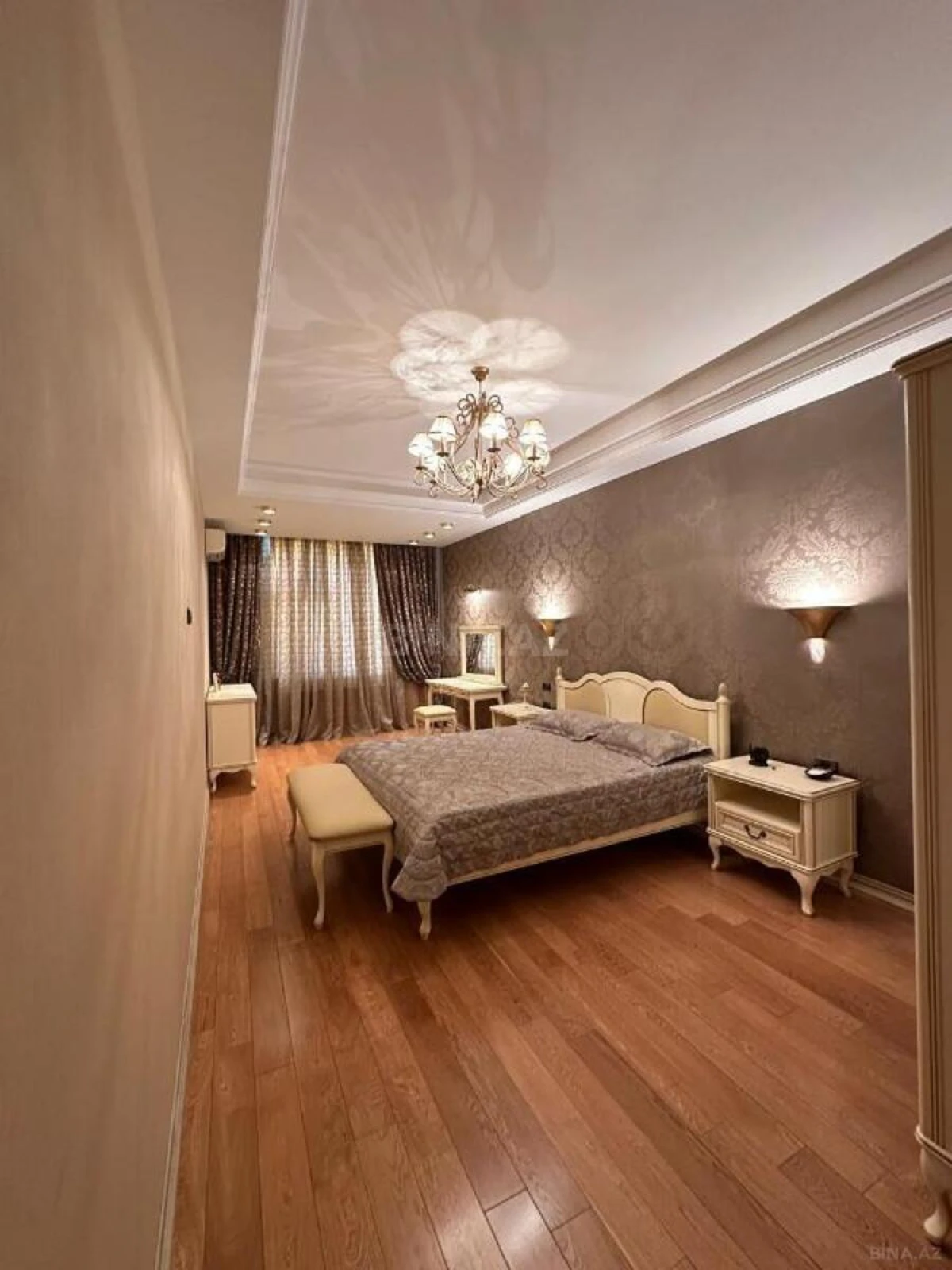 Satılır 4 otaqlı mənzil 240 m²