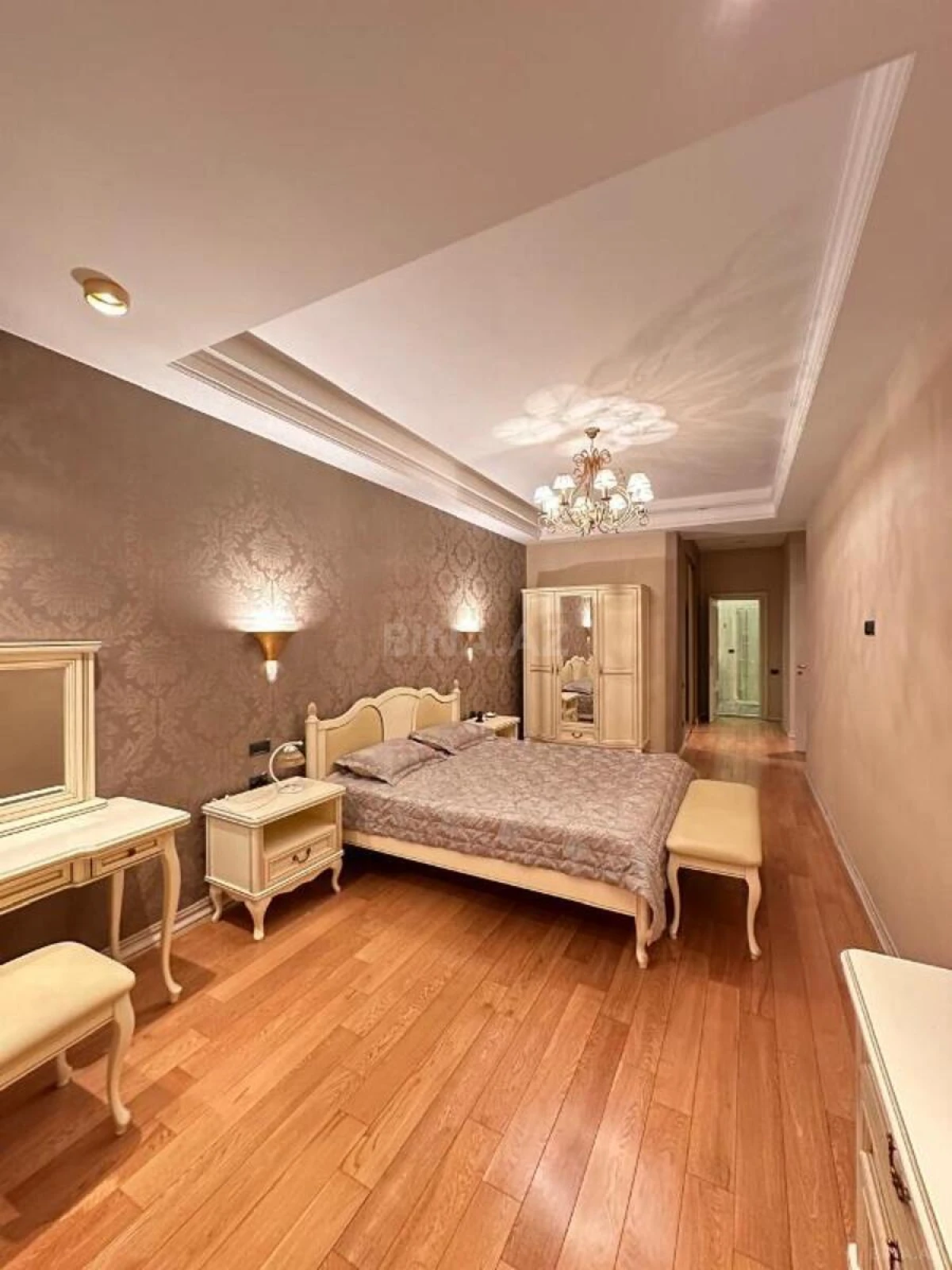 Satılır 4 otaqlı mənzil 240 m²