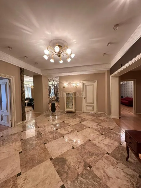 Satılır 4 otaqlı mənzil 240 m²