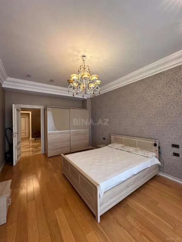 Satılır 4 otaqlı mənzil 240 m²