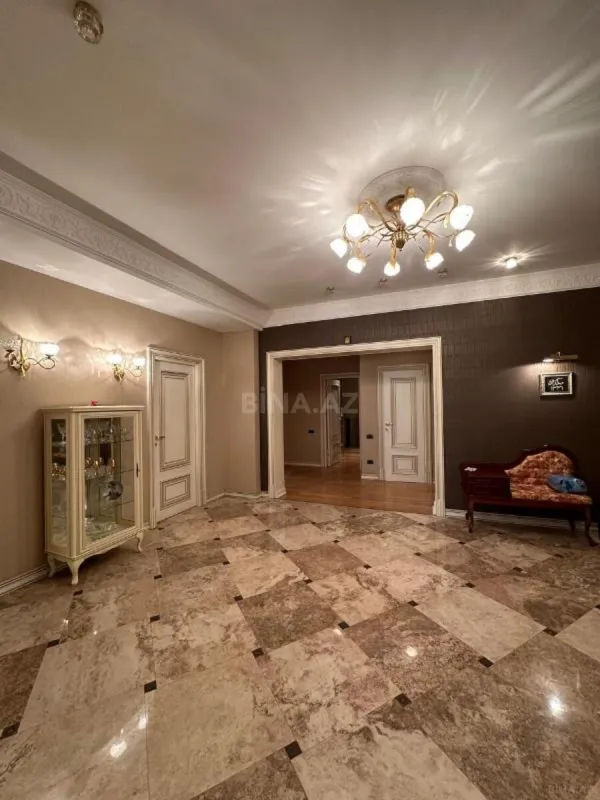 Satılır 4 otaqlı mənzil 240 m²