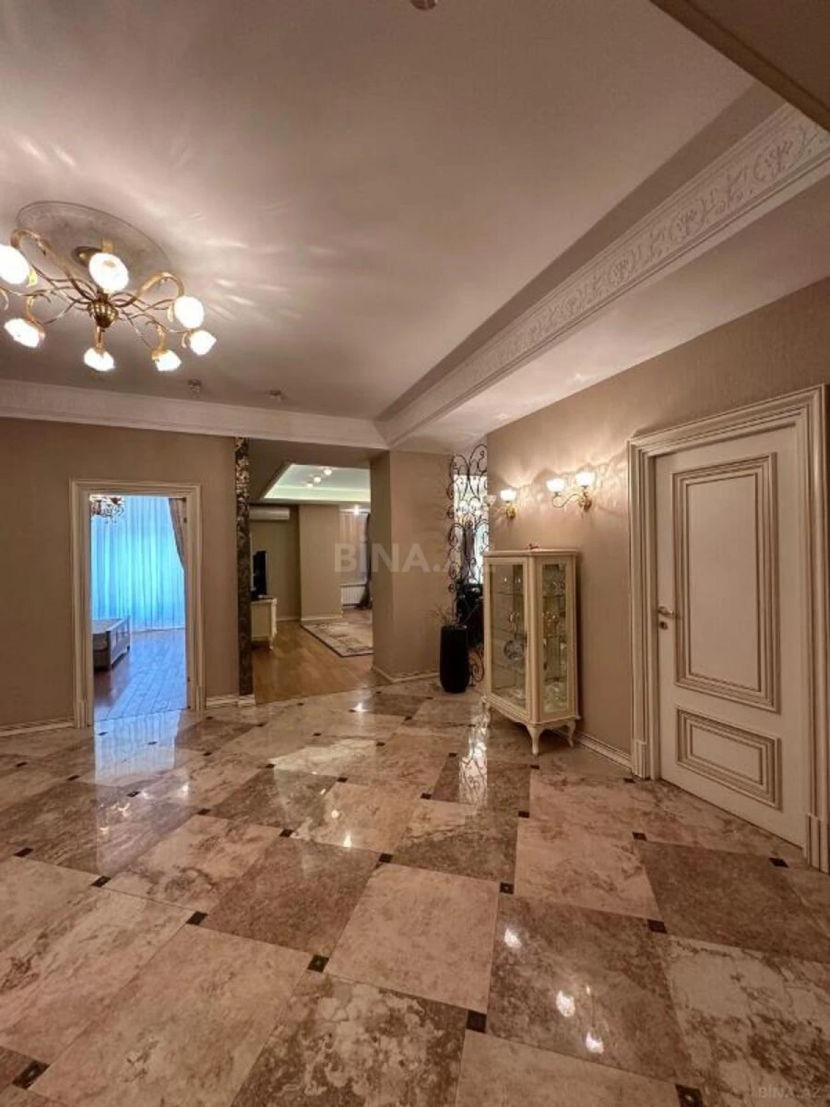 Satılır 4 otaqlı mənzil 240 m²