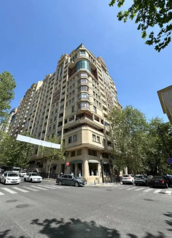 Satılır 4 otaqlı mənzil 240 m²