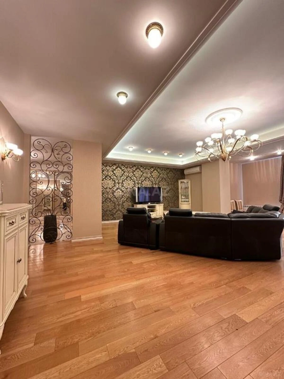 Satılır 4 otaqlı mənzil 240 m²