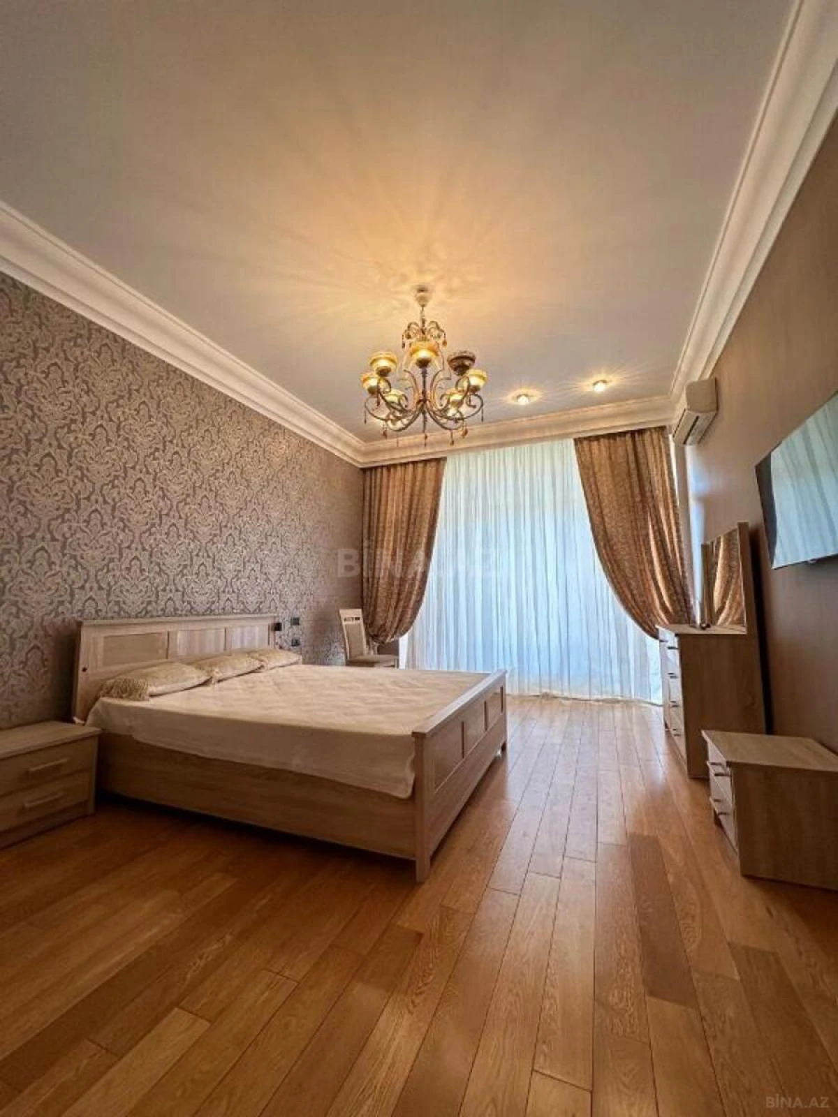 Satılır 4 otaqlı mənzil 240 m²