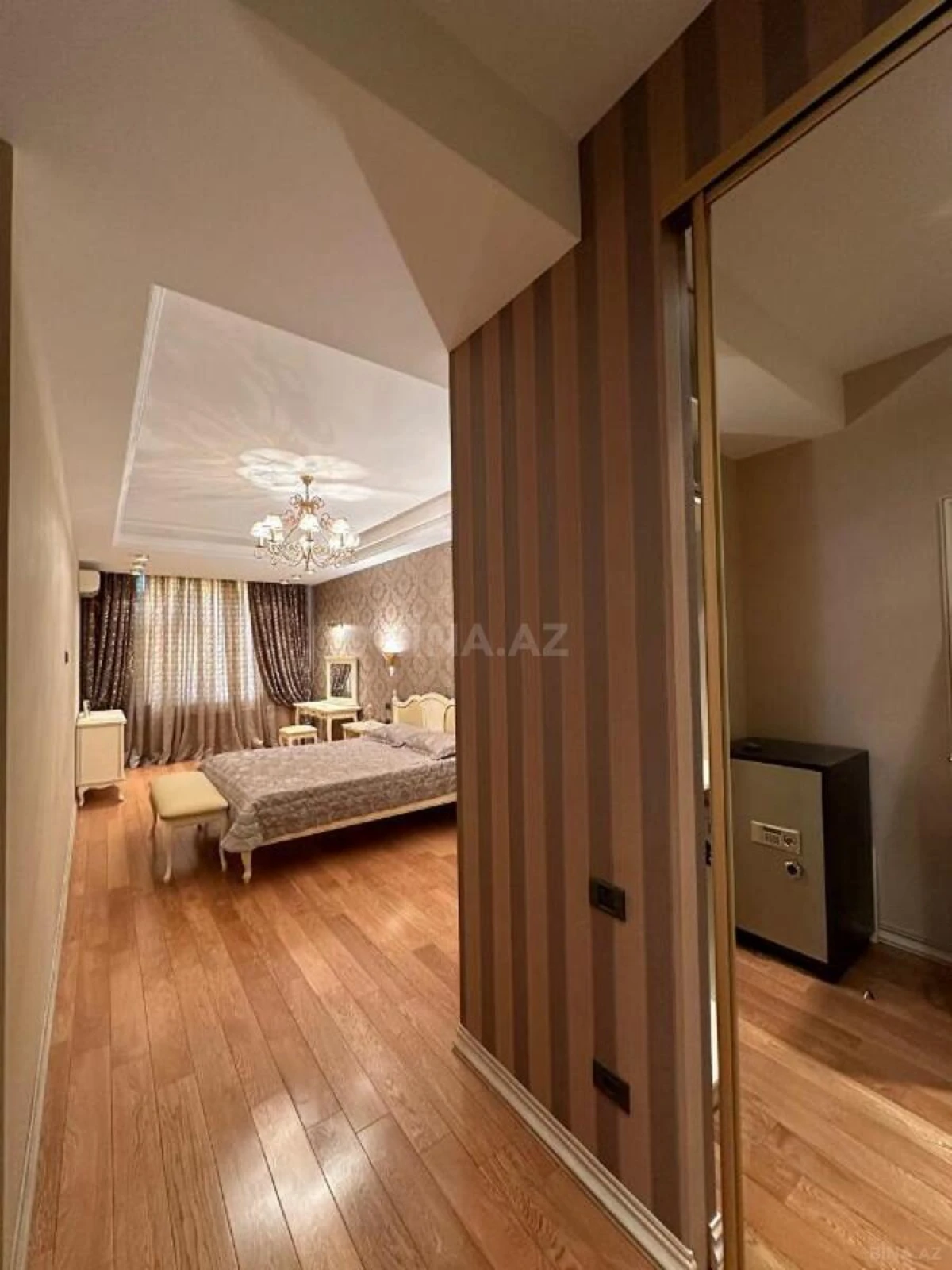 Satılır 4 otaqlı mənzil 240 m²