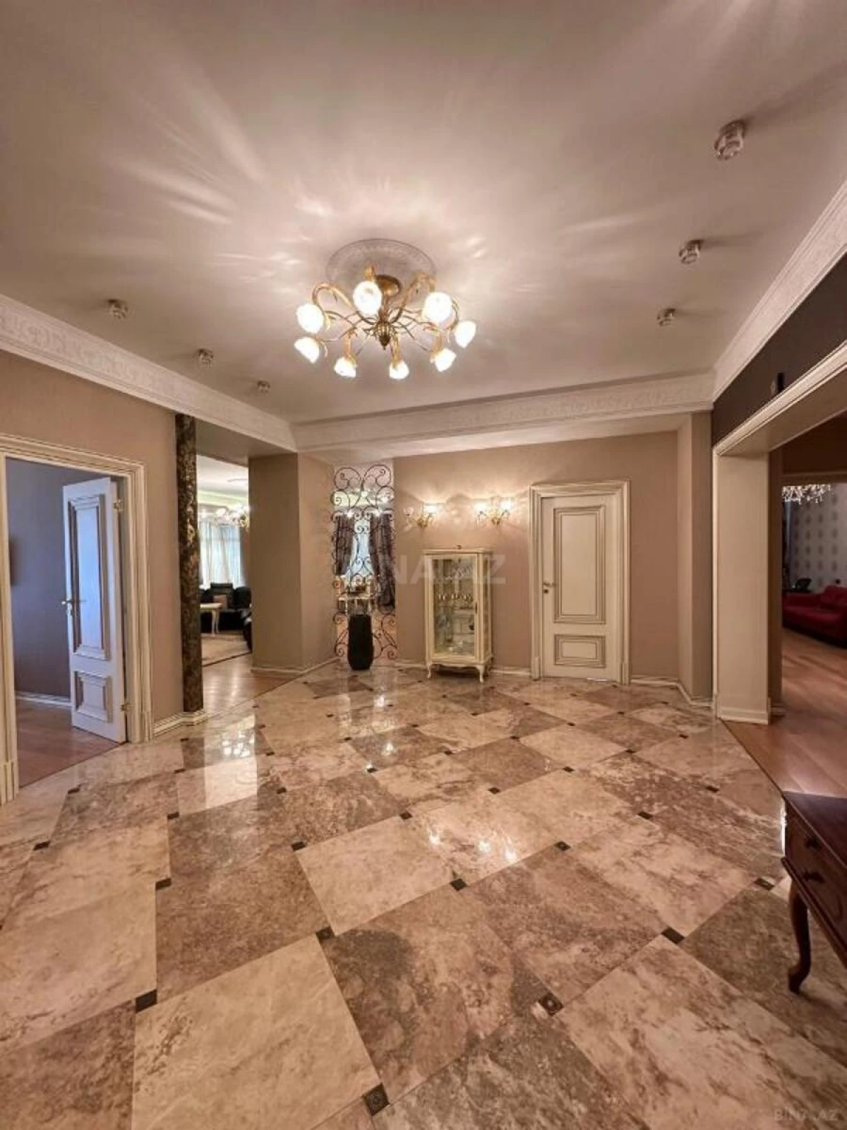 Satılır 4 otaqlı mənzil 240 m²