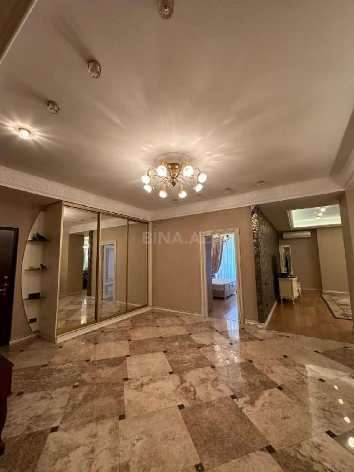 Satılır 4 otaqlı mənzil 240 m²