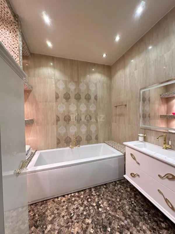 Satılır 4 otaqlı mənzil 240 m²