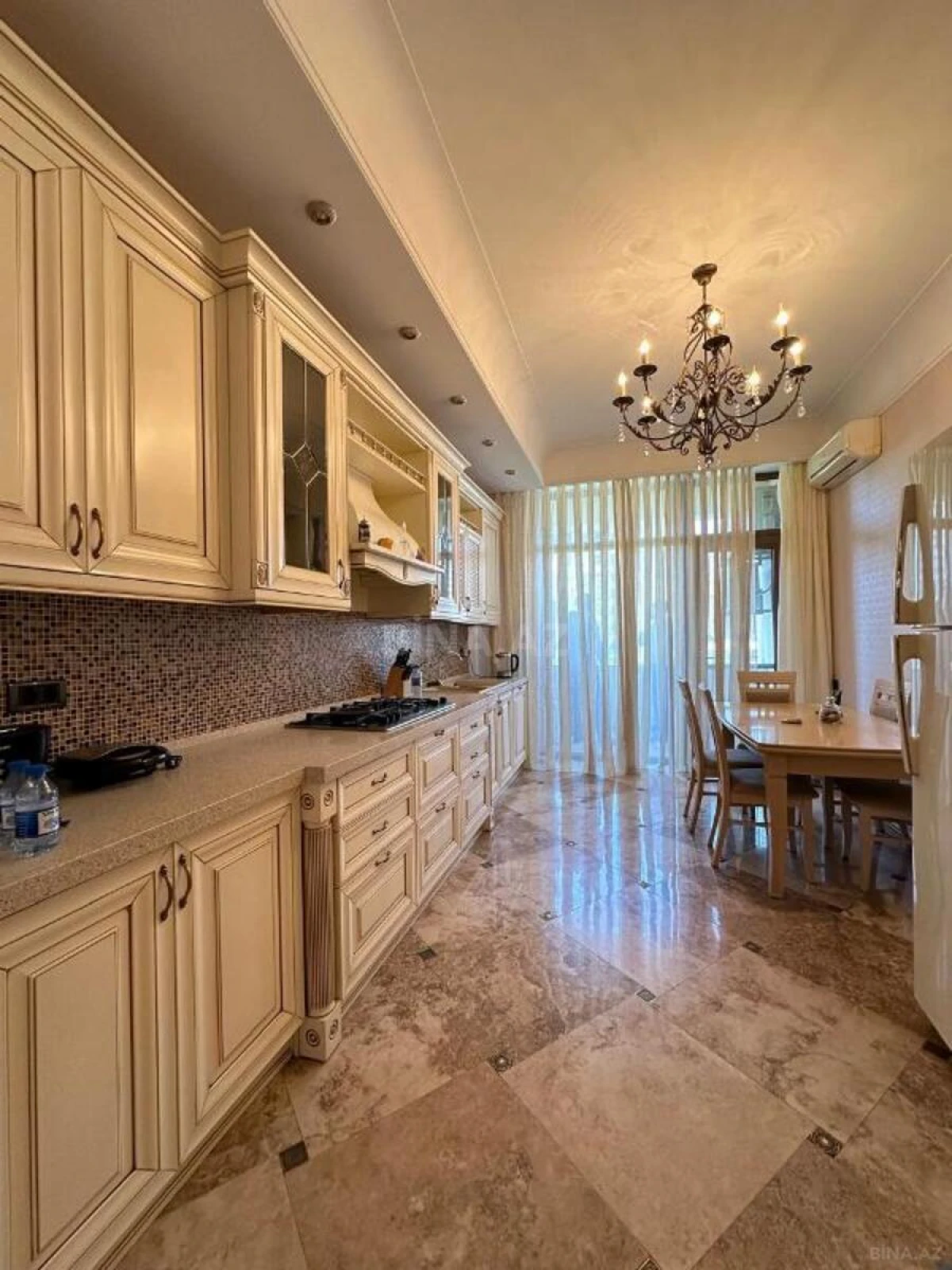 Satılır 4 otaqlı mənzil 240 m²