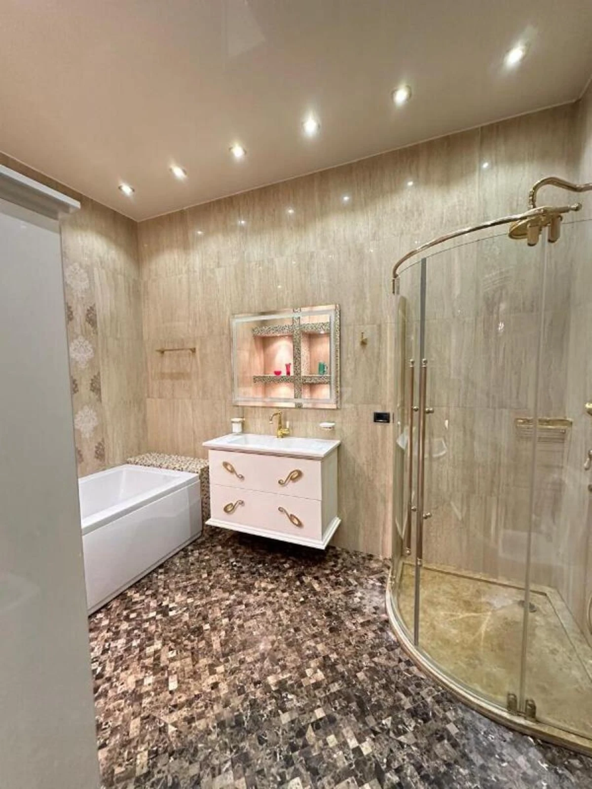 Satılır 4 otaqlı mənzil 240 m²