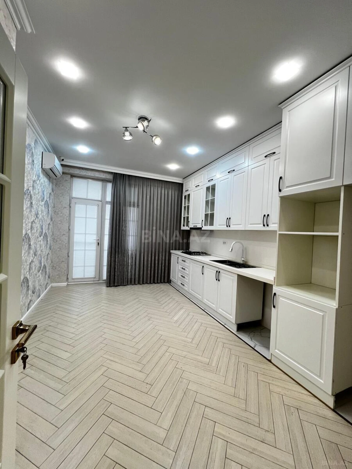 Satılır 4 otaqlı mənzil 133 m²