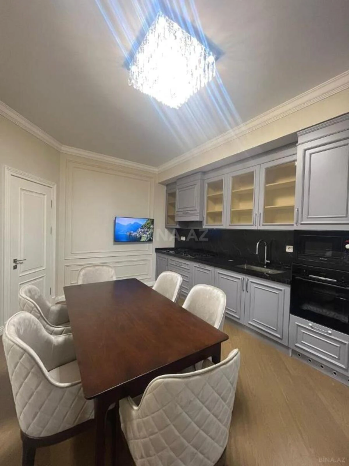 Satılır 4 otaqlı mənzil 205 m²