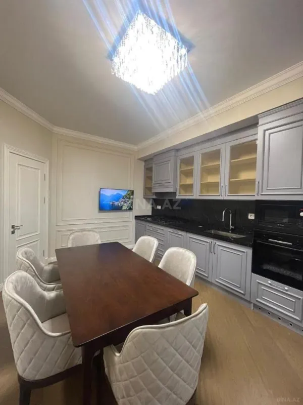 Satılır 4 otaqlı mənzil 205 m²