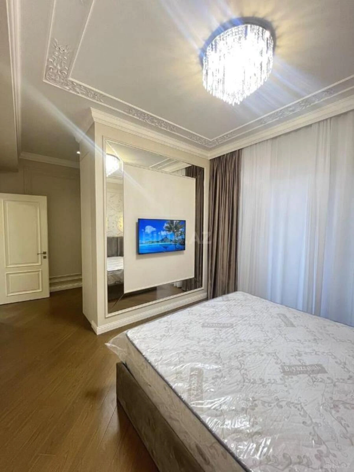 Satılır 4 otaqlı mənzil 205 m²
