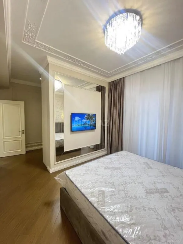 Satılır 4 otaqlı mənzil 205 m²