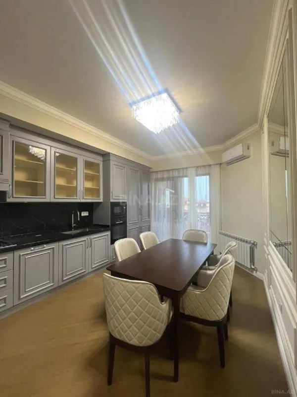 Satılır 4 otaqlı mənzil 205 m²