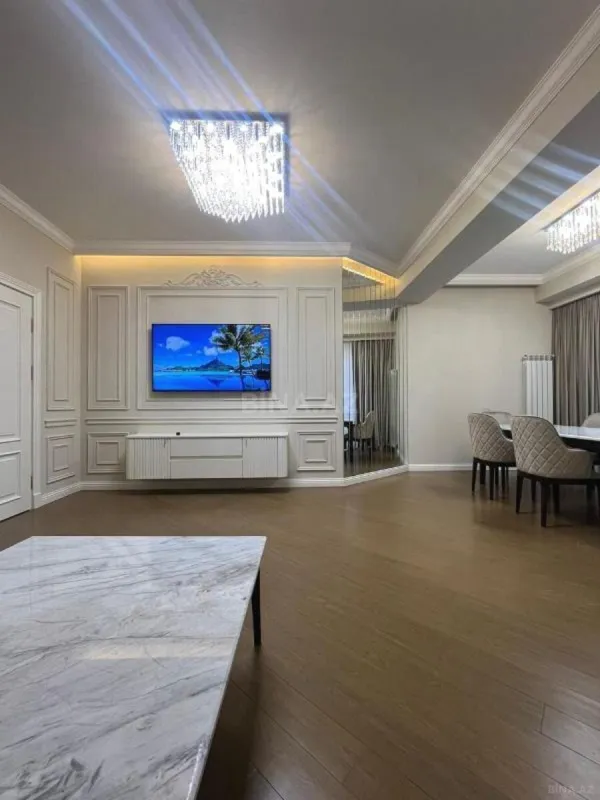 Satılır 4 otaqlı mənzil 205 m²