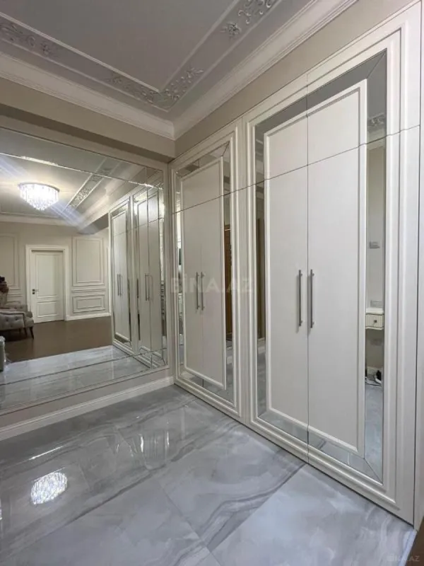 Satılır 4 otaqlı mənzil 205 m²