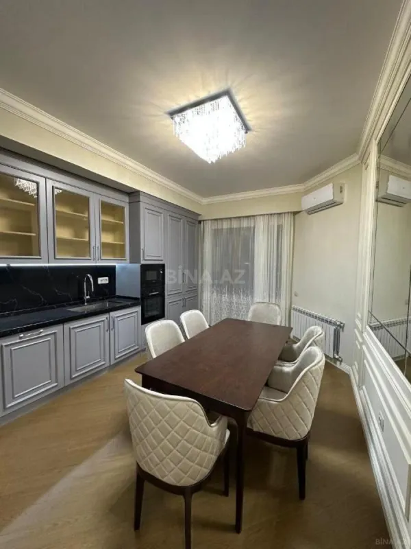Satılır 4 otaqlı mənzil 205 m²