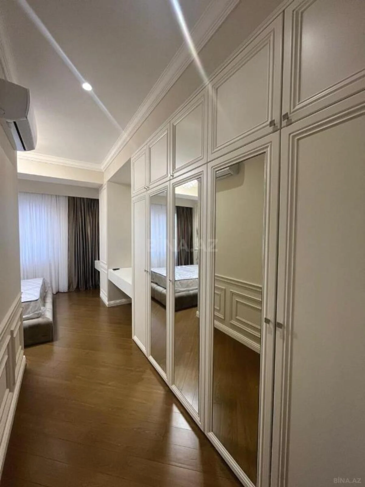 Satılır 4 otaqlı mənzil 205 m²