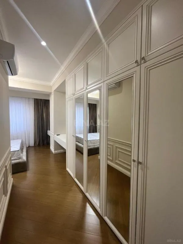 Satılır 4 otaqlı mənzil 205 m²