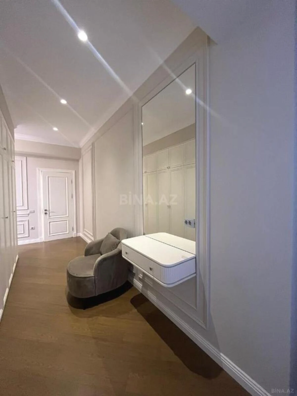 Satılır 4 otaqlı mənzil 205 m²