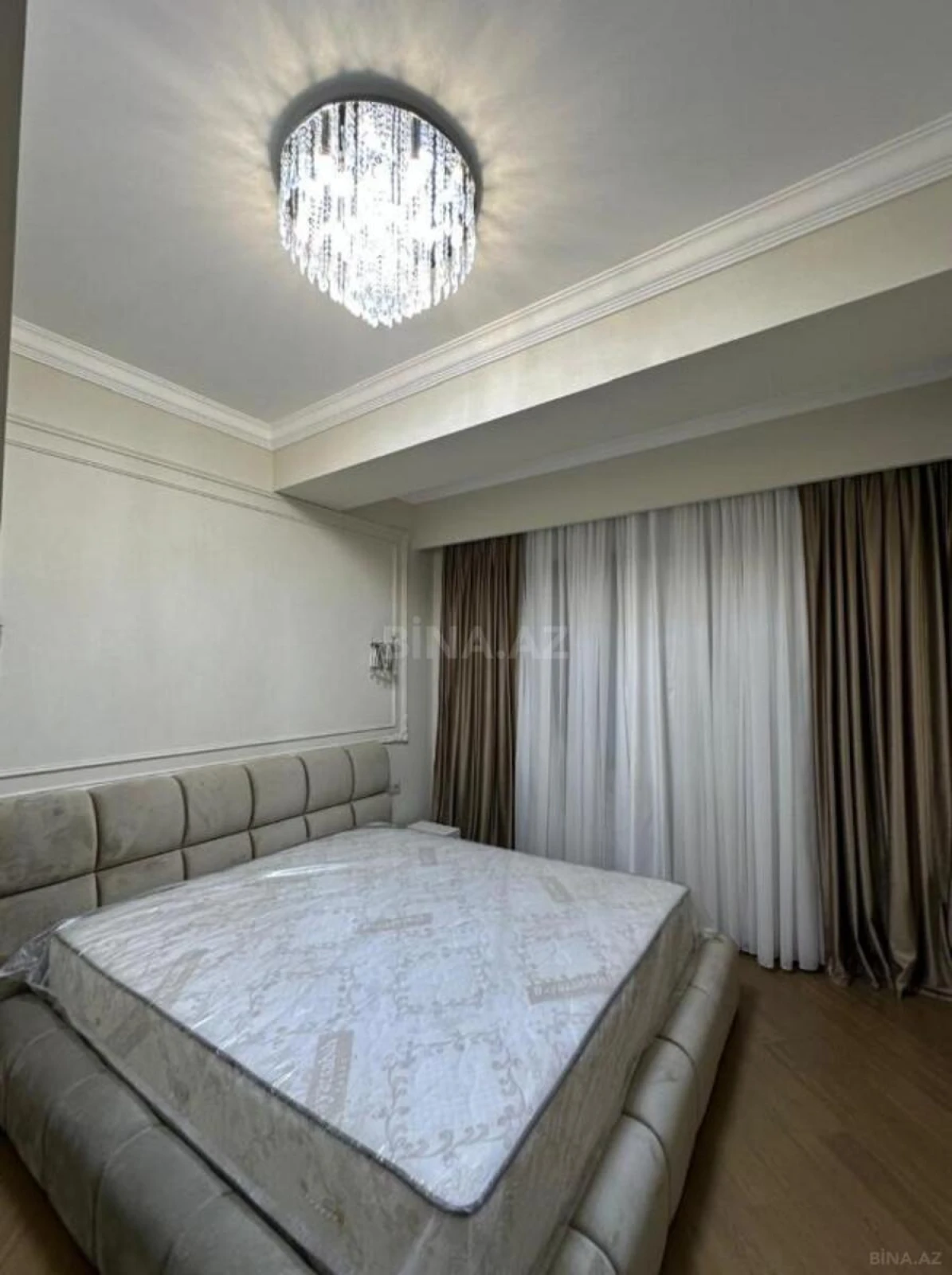 Satılır 4 otaqlı mənzil 205 m²