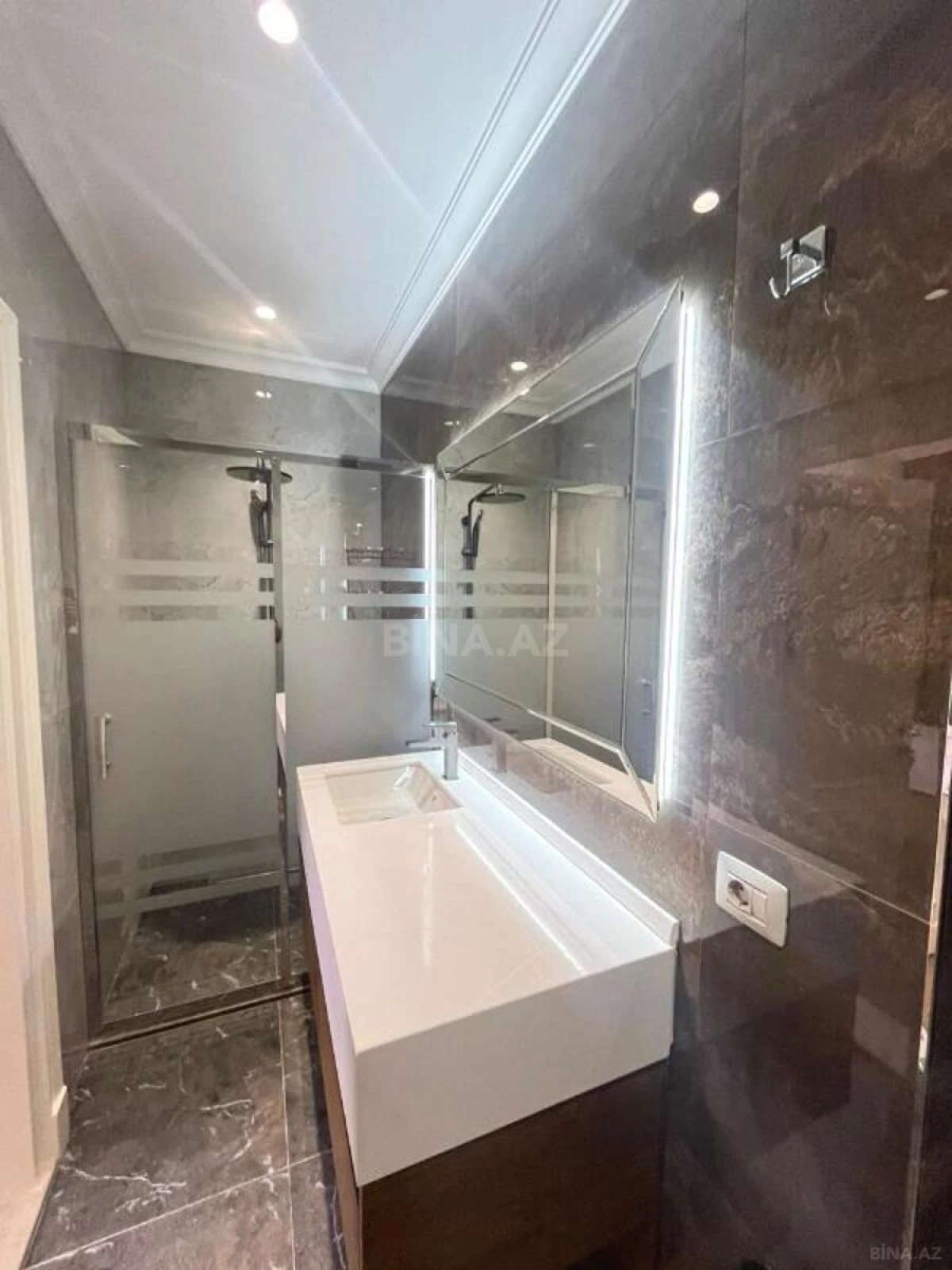 Satılır 4 otaqlı mənzil 205 m²