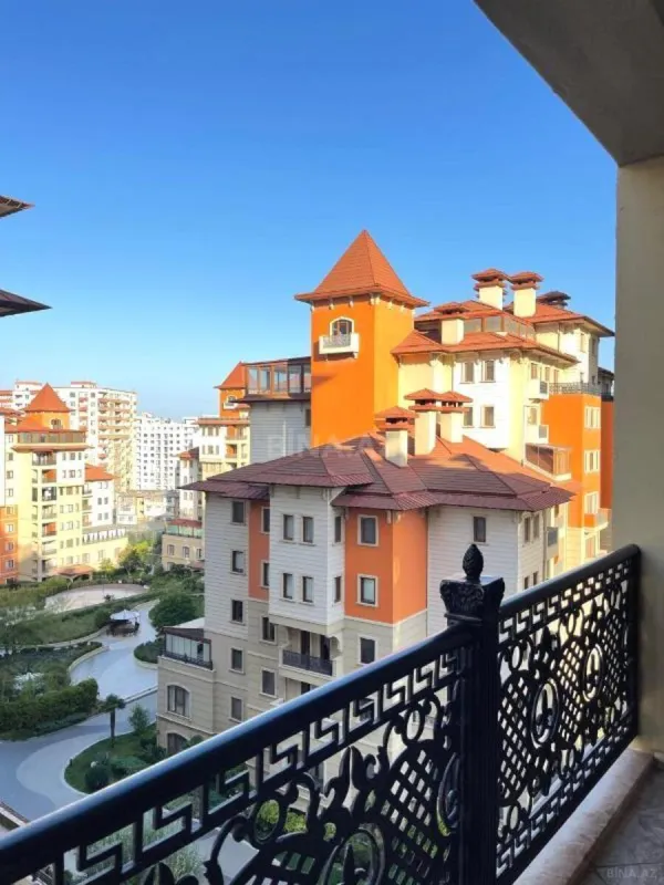 Satılır 4 otaqlı mənzil 205 m²