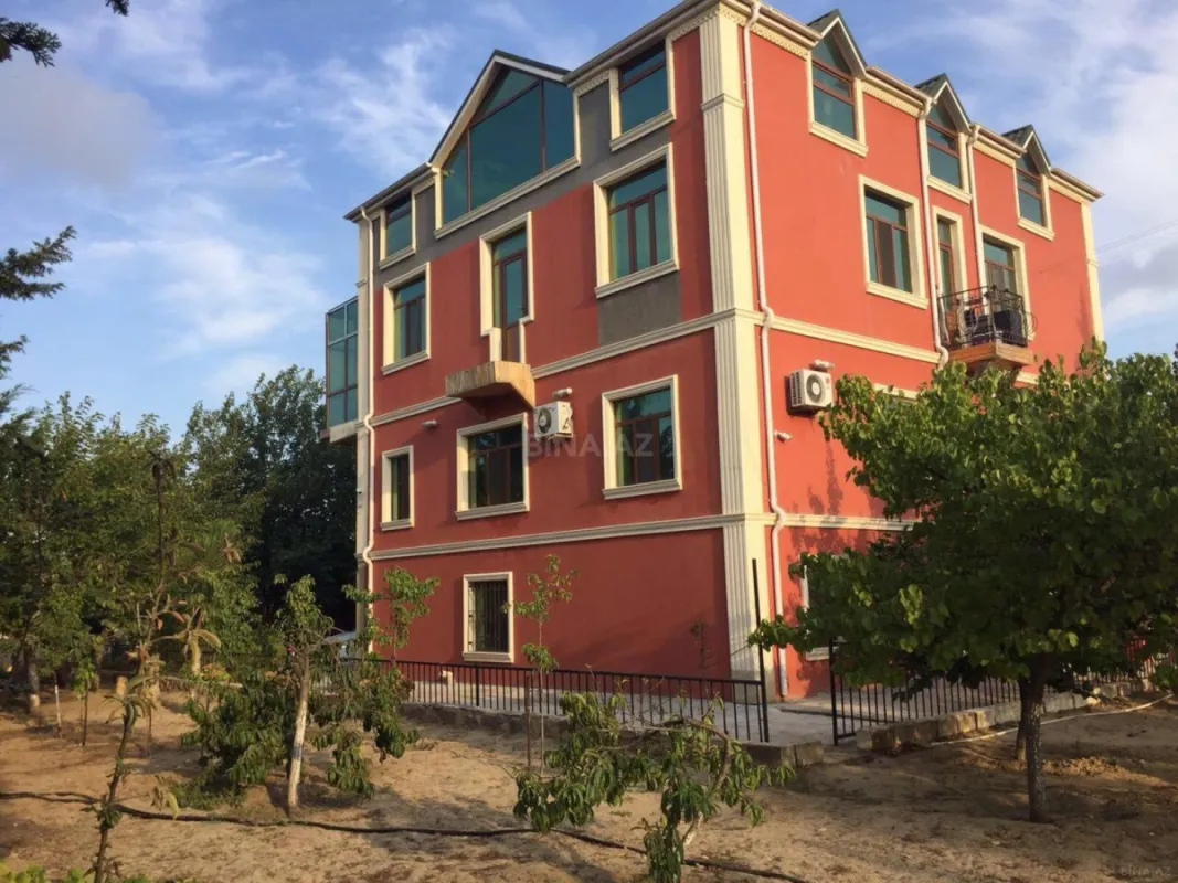 Satılır 7 otaqlı həyət evi 500 m²