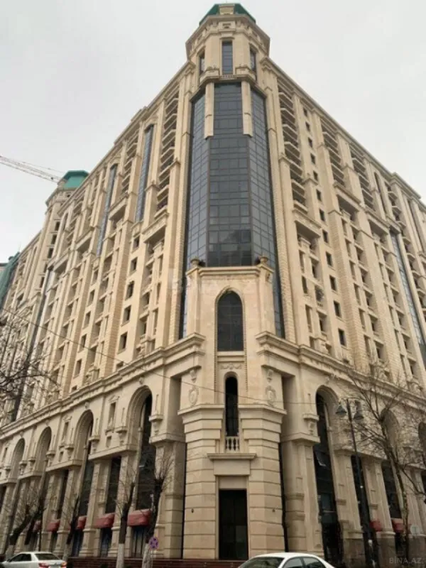 Satılır 5 otaqlı mənzil 242 m²