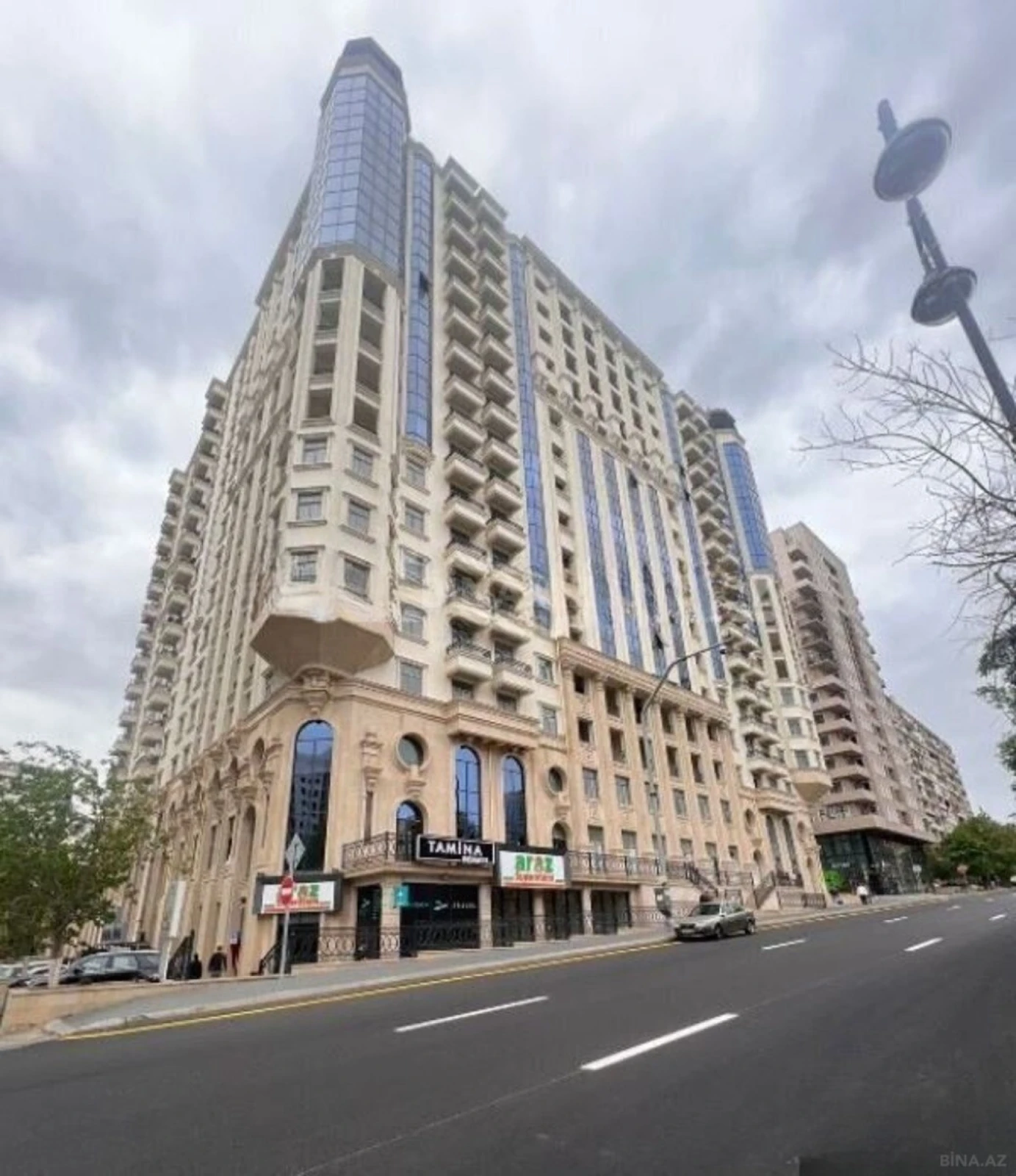 Satılır 5 otaqlı mənzil 242 m²