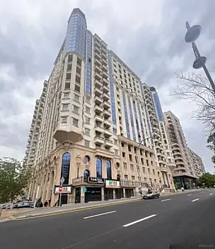 Satılır 5 otaqlı mənzil 242 m²