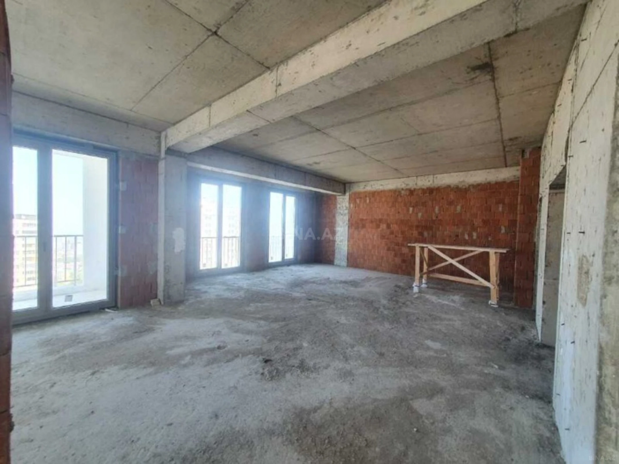 Satılır 5 otaqlı mənzil 242 m²