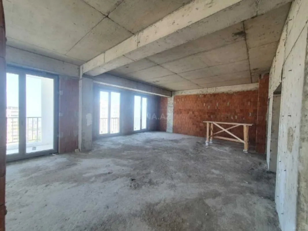 Satılır 5 otaqlı mənzil 242 m²